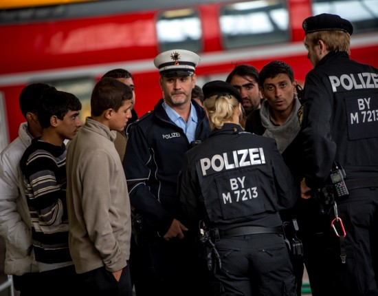 En arrivant à la gare de Munich, les réfugiés sont pris en charge par les autorités puis emmenés en bus dans des camps en périphéries de la ville.