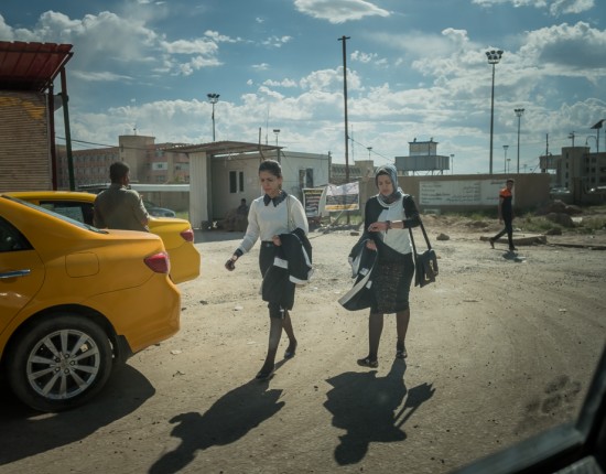 Deux étudiantes sortent de l'université de Kirkouk. Kirkouk, Irak