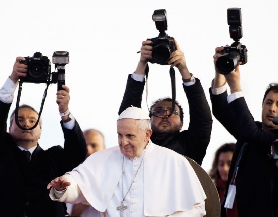 21 mars 2015 : Le pape François entouré de photographes lors la visite pastorale du pape à Naples, Italie.

March 21, 2015: Pope Francis and photographers during his pastoral visit. Naples, Italy.